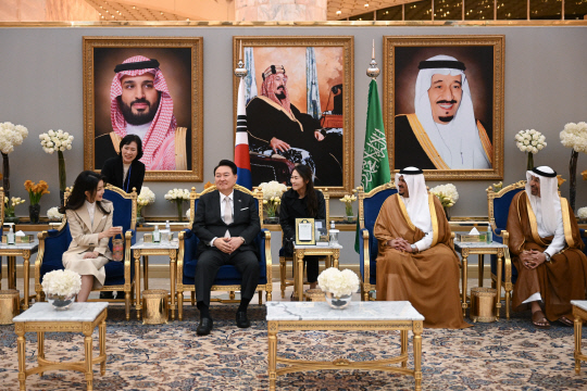 사우디아라비아를 국빈 방문하는 윤석열 대통령과 김건희 여사가 21일(현지시간) 리야드 킹칼리드 국제공항에 도착, 모하마드 빈 압둘라만 빈 압둘아지즈 부주지사와 공항 내 접견실에서 환담하고 있다. 공동취재=연합뉴스.